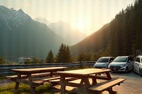 Autobahnrastplatz mit Blick auf die Berge